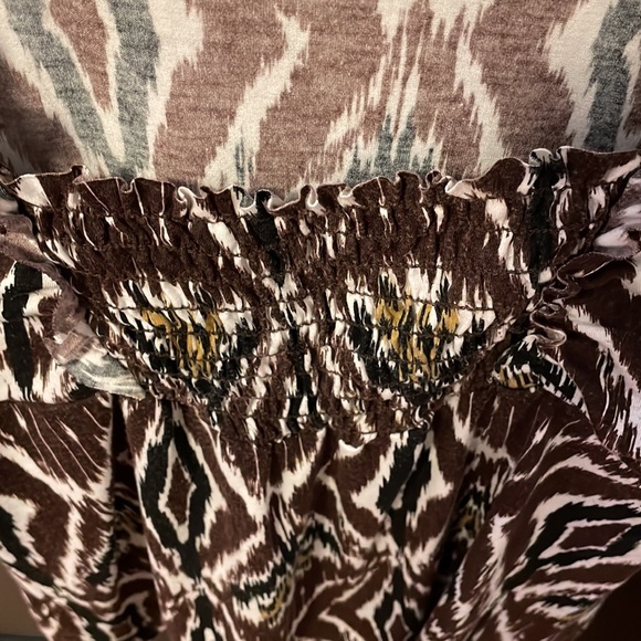 H.I.P. Brand women’s sleeveless top.From Nordstrom.Size M Gathering below neck. - Picture 3 of 7